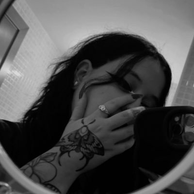 kukinscrossing's profile picture. a girl with no friends and an empty heart.