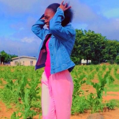realesther001's profile picture. 