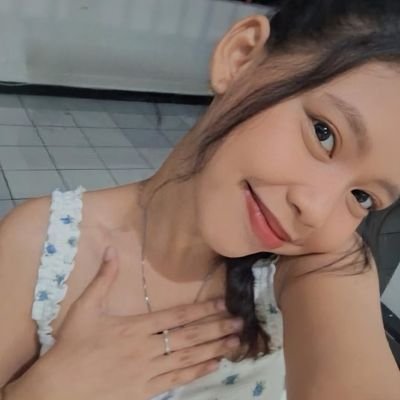 uvlxvrs's profile picture. trying to not let my intrusive thoughts win