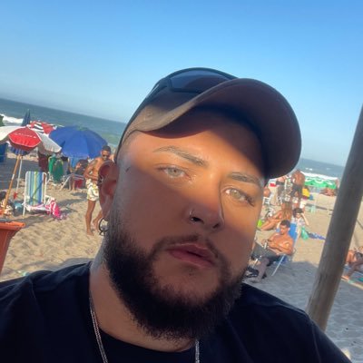 casteIlar's profile picture. confissões de um ex adolescente em crise.