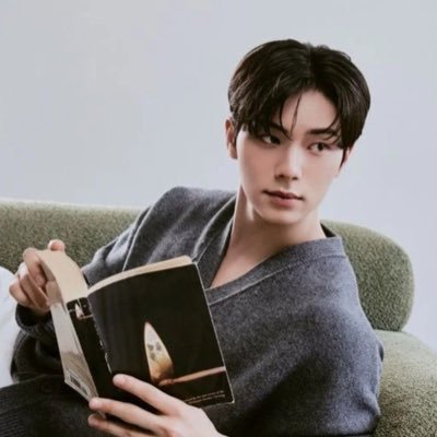 oceansnoir's profile picture. Titah 𝙎𝙀𝙈𝙀𝙎𝙏𝘼 bagi olfaktori melankoli, sebab ialah wujud memori.