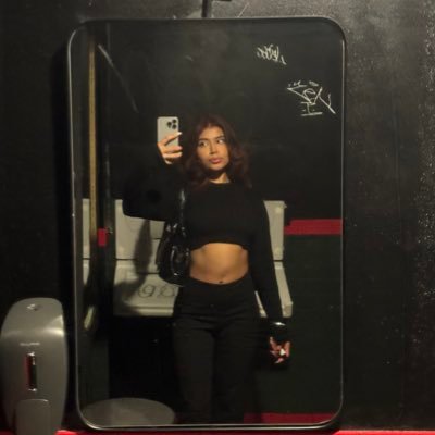 cavareez's profile picture. having big boobs is my personality trait