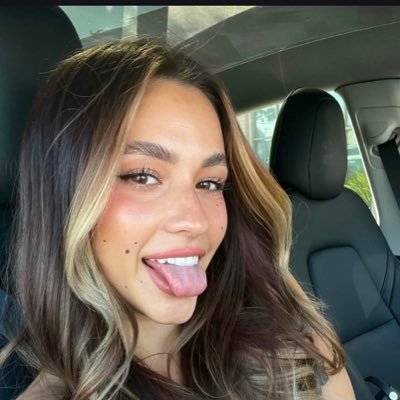 tiny_elena92568's profile picture. 