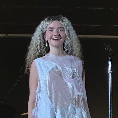 twillen_'s profile picture. as vezes eu lembro desse Twitter, mas só as vezes | AnaVitória, Demi Lovato, twilight e livros