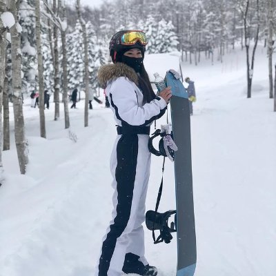 uvywrnj's profile picture. 吹灭读书灯，一身都是月