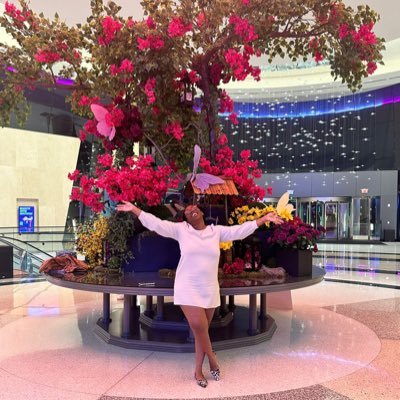 mkptina's profile picture. Etching a fiery streak of life across the sky 🍃