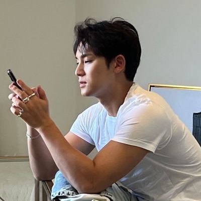 mwnholic's profile picture. simping for thirteen men