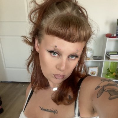 evilfckingwoman's profile picture. she/her  555