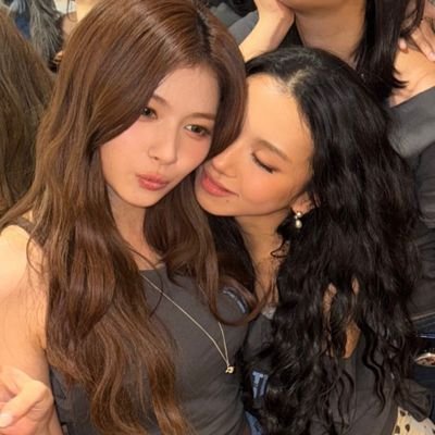 girlswithchae's profile picture. 