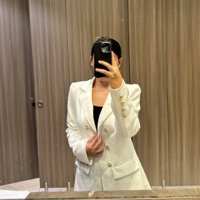 monavalen213's profile picture. Fashion in my soul 👠
Finance in my mind 💹
Speed in my veins 🏁
Peace in my breath 🧘‍♀️ 
— Thriving in USA🇻🇳