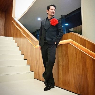 Claudioteatral's profile picture. Actor, Director y esgrimista escénico. Dir @St_Teatro y @ANEERaulZermeno
Dir de Arte y Producción de @PMexico19670
Dramaturgo, director y actor de @Ojugamos