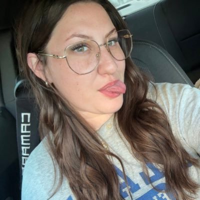 brattysaraxoxo's profile picture. if you want to prove yourself worthy spoil me first and maybe i’ll answer you’re dm 💋✨