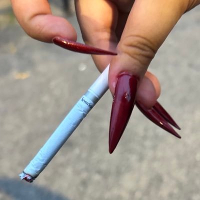 marlbororojooo's profile picture. femme lesbian with a knife obsession hypothetically