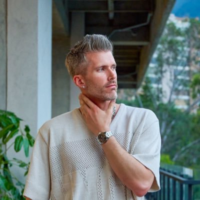 ModernFlowState's profile picture. I teach men how to have effortless conversations with women by hacking their neurobiology. No tricks. No lines. Just embodied attraction.