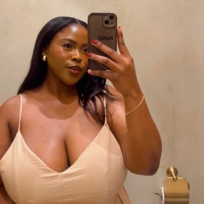 Lisa_Mbana's profile picture. IG: lisambana_ | More issues than Vogue