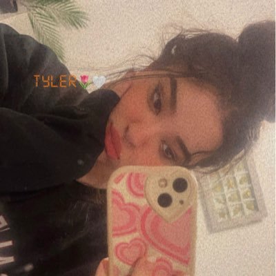 oatmilklattesx's profile picture. look she’s tweeting about fictional people again