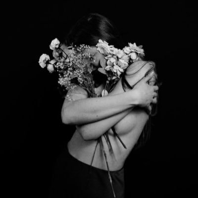 liturgiadepiel's profile picture. No vengo a mostrar el cuerpo, sino a escucharlo. Un lenguaje que solo pueden sentir quienes soportan su verdad 🤍  Compartiré citas ajenas que me habitan …🥀