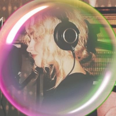 leahbedumb's profile picture. thought daughter •
tsitp and st ho •
@sarasuperspy 's wife •
musician & writer • 
woman of many fandoms •