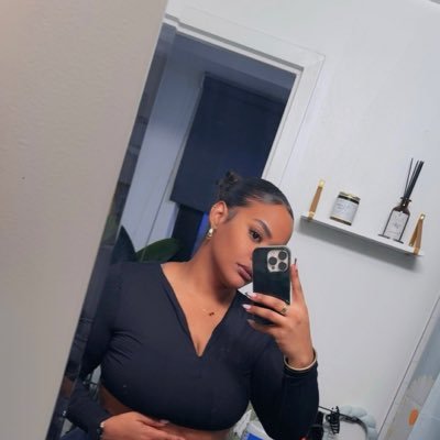 xoxoguzman's profile picture. Just a New York girl that loves her Yankees⚾️ , NYK🏀 & NYG 🏈.