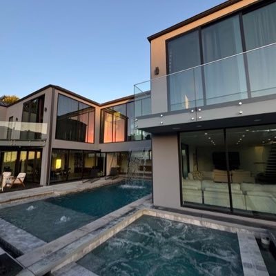 Carolin69169150's profile picture. DONT MEAN TO FLATTER MYSELF BUT I IM ONE OF THE BEST HOTEL AND APPARTMENT AGENT YOULL WOULD WANT TO KNOW… ROYALTY IS CHEAP IF YOU CAN AFFORD….