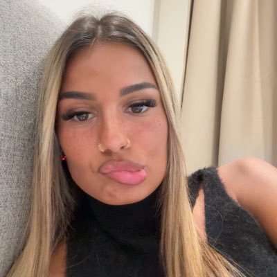 ReineHatice's profile picture. je suis la chienne de maître : @Sanji_rpp66 .Je lui appartient. Je bouffe ses pieds