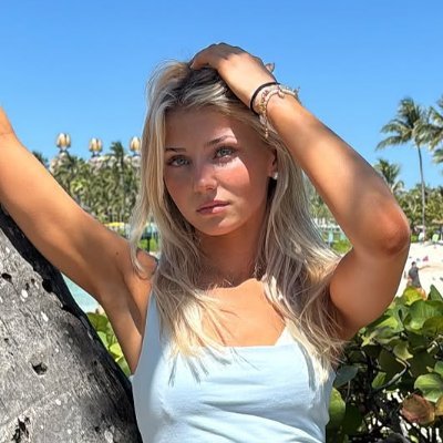 zoomergirls__'s profile picture. zoomer girls from all over the world  | i don't own any of the posted content