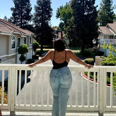 yungsenshi's profile picture. Look like the flower but be the serpent underneath. || Howard Alumna || MS4 🇯🇲