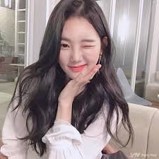 UtTbSQaKe's profile picture. Elizabeth Lee: Creative soul turning chaos into art, one brushstroke at a time.