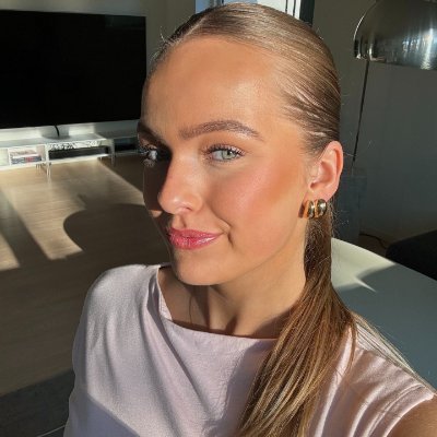 beautifulmoody3's profile picture. 🤔 Daily life: Eating delicious food, playing tennis, swimming, hiking...