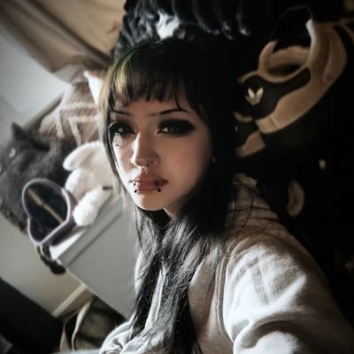 ddestrozada's profile picture. lois.. you’ve got a sick mind.