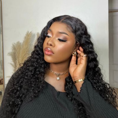 mimie_Esq's profile picture. 