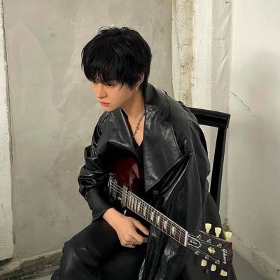 jisukcaffeine's profile picture. “𝐘𝐨𝐮 𝐥𝐢𝐯𝐞 𝐛𝐞𝐜𝐚𝐮𝐬𝐞 𝐨𝐟 𝐦𝐞, 𝐢𝐭'𝐬 𝐚 𝐩𝐥𝐞𝐚𝐬𝐚𝐧𝐭 𝐛𝐮𝐫𝐝𝐞𝐧. 𝐓𝐡𝐚𝐧𝐤 𝐲𝐨𝐮.” 𖤓☽
