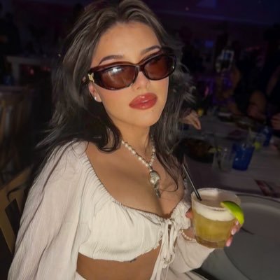 vgxzlz's profile picture. Just a girl with way too many thoughts.