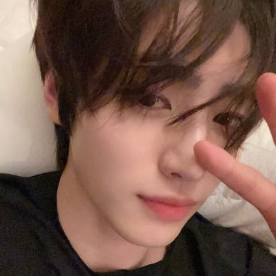 hs252857604257's profile picture. 그런얼굴하지마어른늑대가어린이늑대를지키는건당연해죄책감은필요없어알려주고싶은것도해주고싶은일도 많았어하지만너희는알고있더라아무리무서워도힘들어도지킬것이있을때는용기를내야한다는것늑대인간이뱀파이어로부터자신의영역을지키는것은인간들과함께하는삶속에서자기역할을하는거야