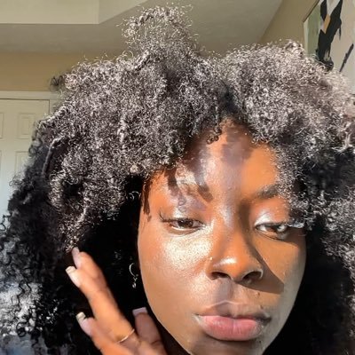 maesinterludee's profile picture. 