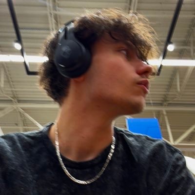 PrettyBoyyLogan's profile picture. I have manners, And a Hammer