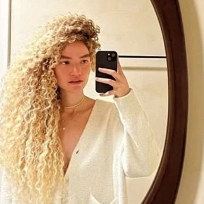 Cinder_Guilmore's profile picture. Dorameira de plantão e gleek nos tempos livres 🙃

Apaixonada por música ❤️

• ela/dela/she/her🌈