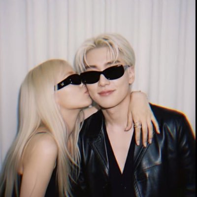 rocseanie's profile picture. Roséanne is currently busy loving @jaeahyon.