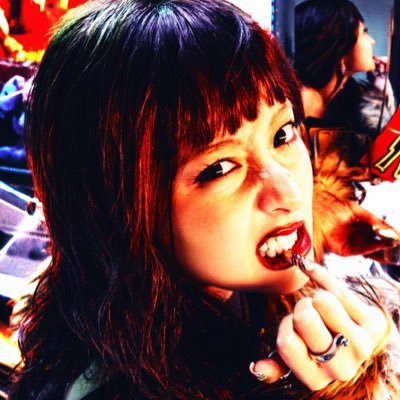 HYSINGNIE's profile picture. clinging to promises, fighting off the vignette