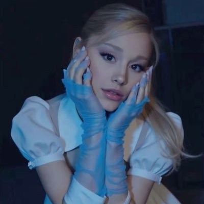 pdrpantheress's profile picture. purple lace bra