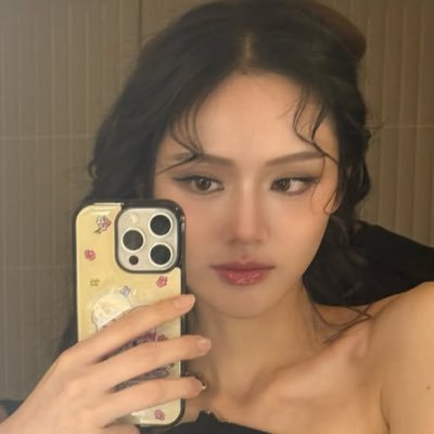 sapphizt's profile picture. this girl loves to yap about anything sapphic especially films @sapphilms & thai gls #lmsy ⋆˚𝜗𝜚˚⋆