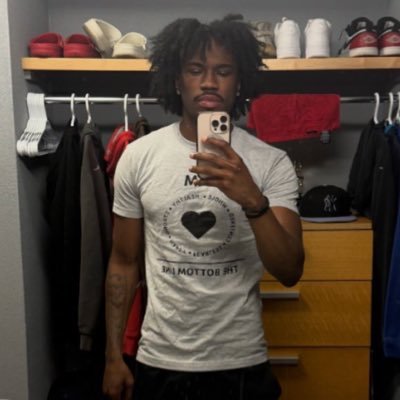 notsnowngl's profile picture. live laugh count @ifeelusnow