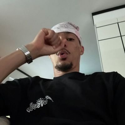 yadenll's profile picture. akıl hastanesini arayın abi