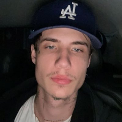wyst0k's profile picture. twilight zone by ariana grande
