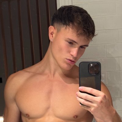 leektay's profile picture. Touch me 🔥👇🏻