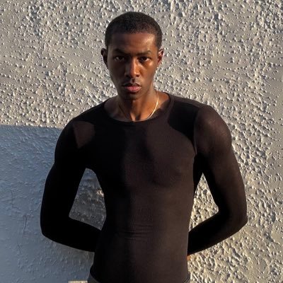 julezlorenzo's profile picture. I make music and pull looks🧃