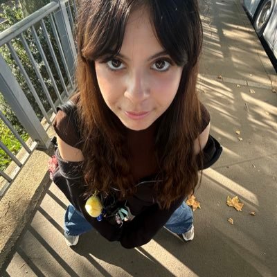 jqm_lea's profile picture. toujours les cheveux emmêlés @aeleretour