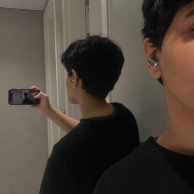 gclassactt's profile picture. look away