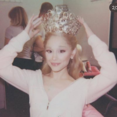 liaidgaf's profile picture. books & ariana 💌