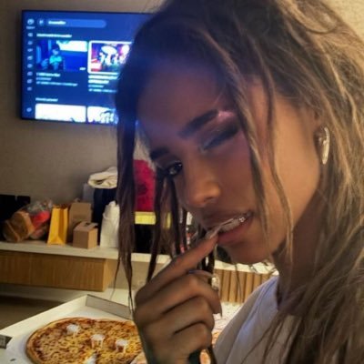 foreignlovej's profile picture. 